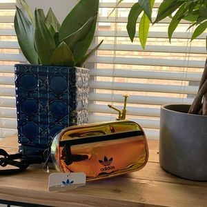 🏃 Adidas mini neon iridescent Fanny pack! 🏃🏽‍♀️